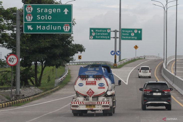 Arus kendaraan selama libur Idul Adha di gerbang tol Ngawi