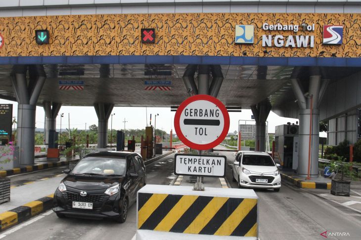 Arus kendaraan selama libur Idul Adha di gerbang tol Ngawi