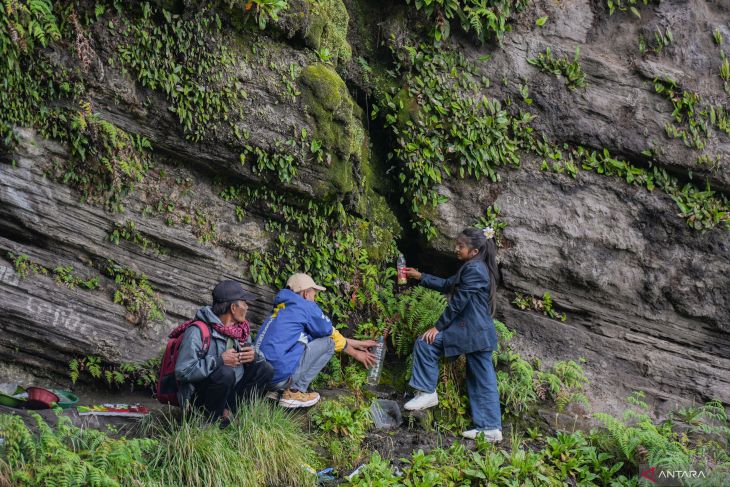 Ritual mengambil air suci Kasada