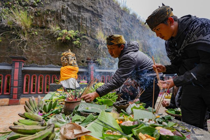 Ritual mengambil air suci Kasada