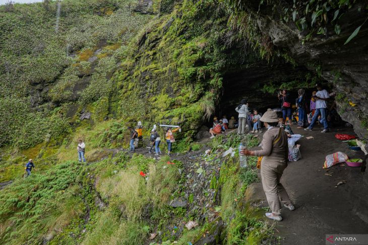 Ritual mengambil air suci Kasada