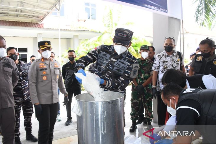 Lanal TBA musnahkan 4.500 gram sabu selundupan dari Malaysia
