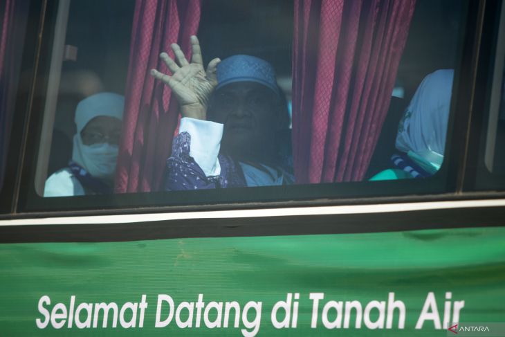 Kedatangan jamaah haji di Bandara Juanda