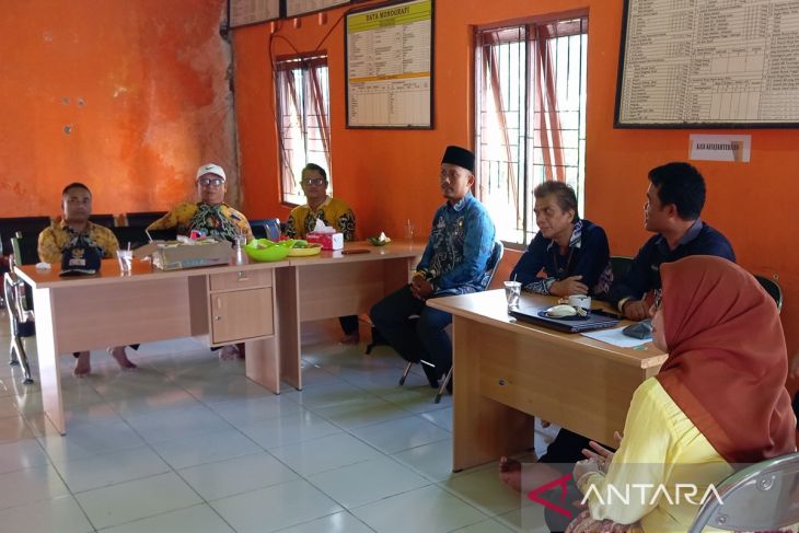 Plt Camat Kusan Hulu serap aspirasi Perangkat Desa Karang Payau