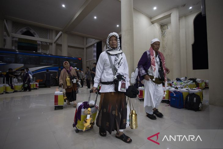 Kedatangan jamaah haji kloter pertama debarkasi Kertajati