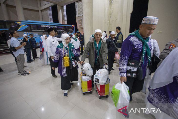 Kedatangan jamaah haji kloter pertama debarkasi Kertajati