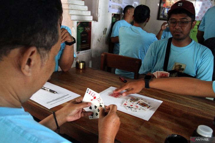 Lomba permainan kartu klasik antar jurnalis di Malang