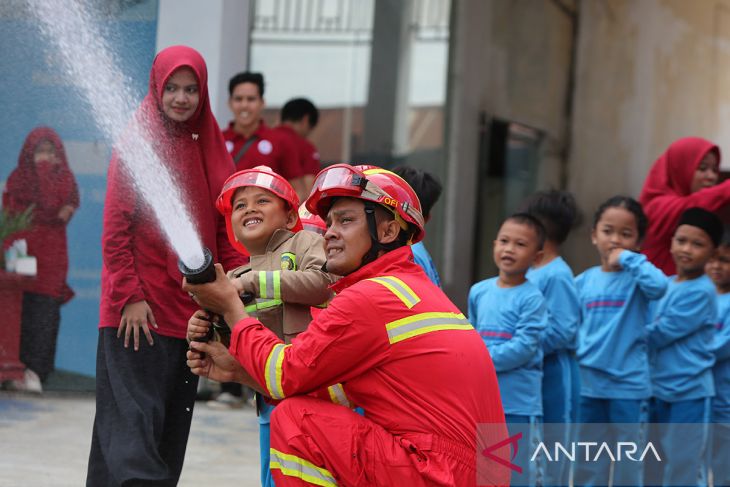 FOTO - Edukasi pengenalan pemadam pada anak sekolah