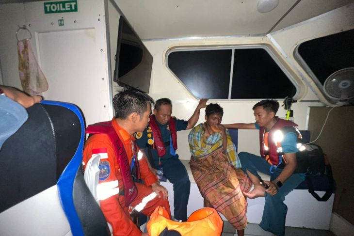 TIM SAR evakuasi penumpang KM Tilong Kabila jatuh di perairan Banggai