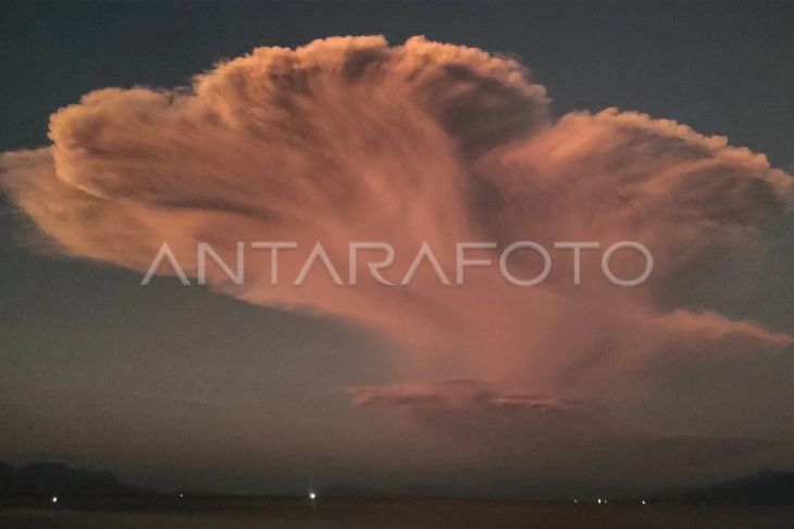 Erupsi Gunung Lewotobi Laki-laki di NTT - FOTO