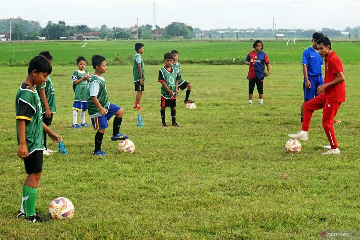 Evan Dimas melatih SSB di Tulungagung