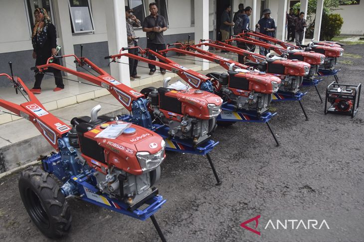 Bantuan alat mesin Pra-panen bagi petani