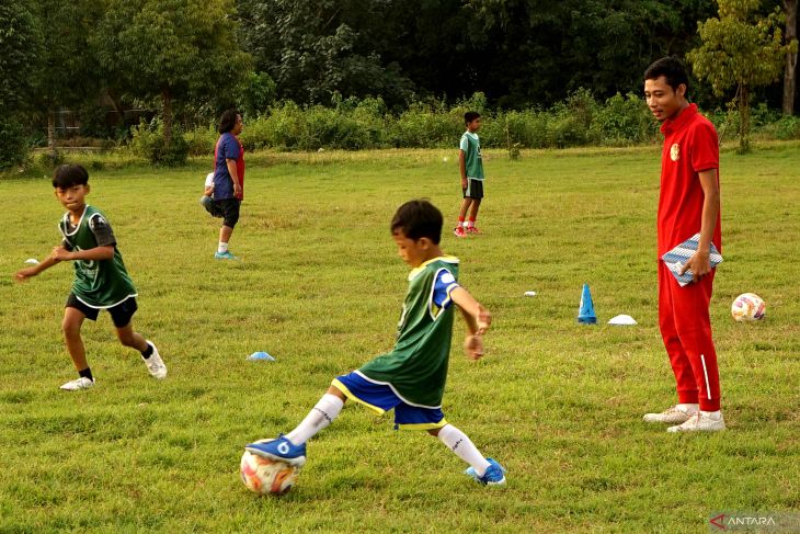 Evan Dimas melatih SSB di Tulungagung