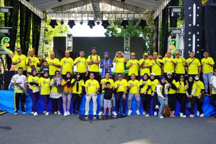 Tim Kemenkum Malut Unjuk Kebolehan di lomba dayung kora-kora