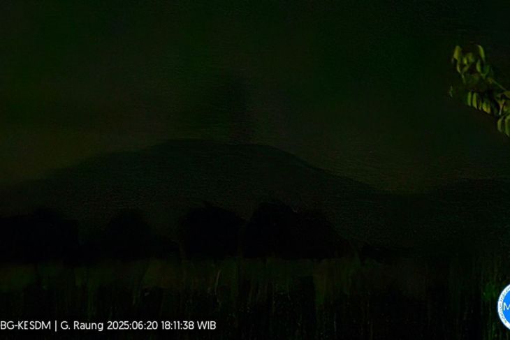 Gunung Raung erupsi dengan tinggi letusan 2 kilometer di atas puncak