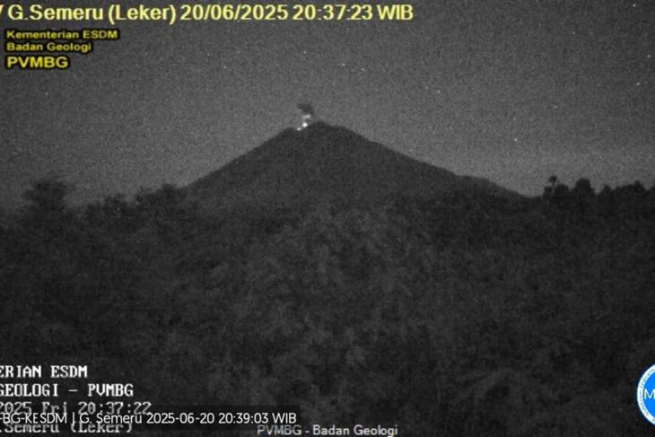 Gunung Semeru kembali erupsi pada Jumat malam