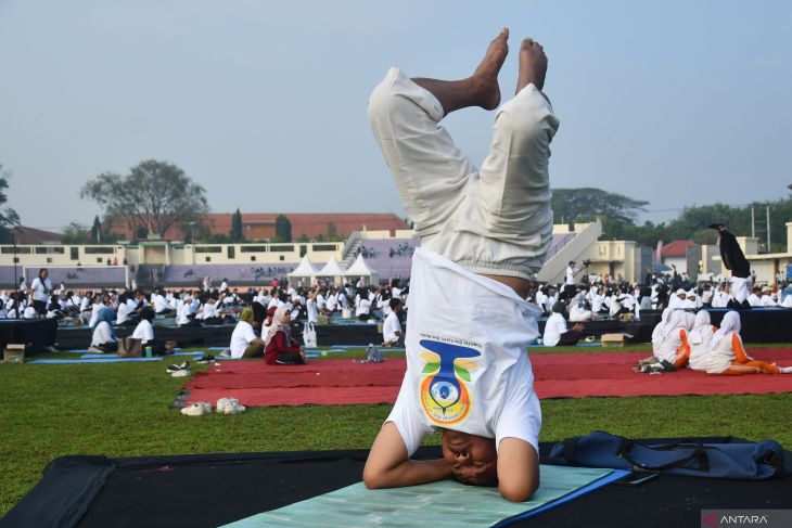 Peringatan Hari Yoga Internasional di Madiun