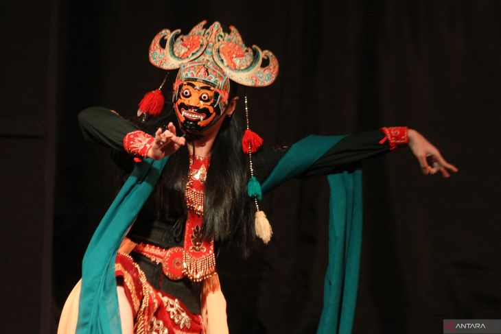 Pagelaran wayang topeng dengan cerita Panji