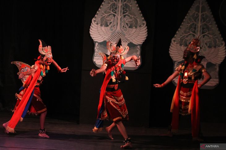 Pagelaran wayang topeng dengan cerita Panji