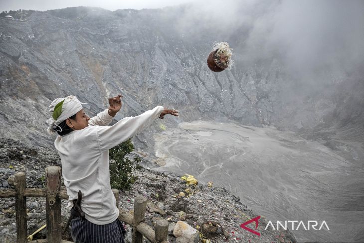 Upacara adat Ngertakeun Bumi Lamba