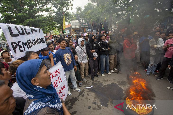 Demo warga korban banjir rob