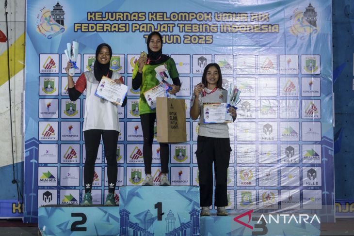 Final speed junior putri Kejurnas Panjat Tebing 2025