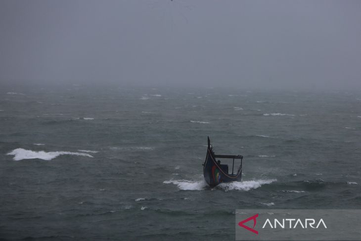 FOTO - Peringatan dini angın kencang dan gelombang tinggi