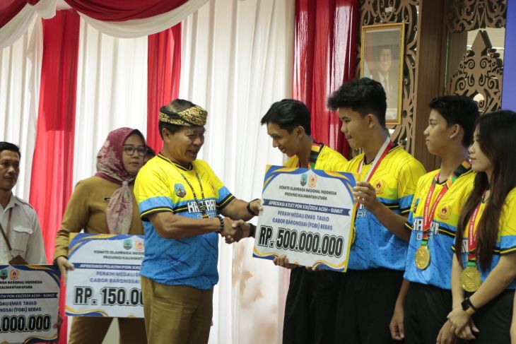 Gubernur Kaltara Serahkan Bonus Atlet Peraih Medali PON XXI Aceh-Sumut