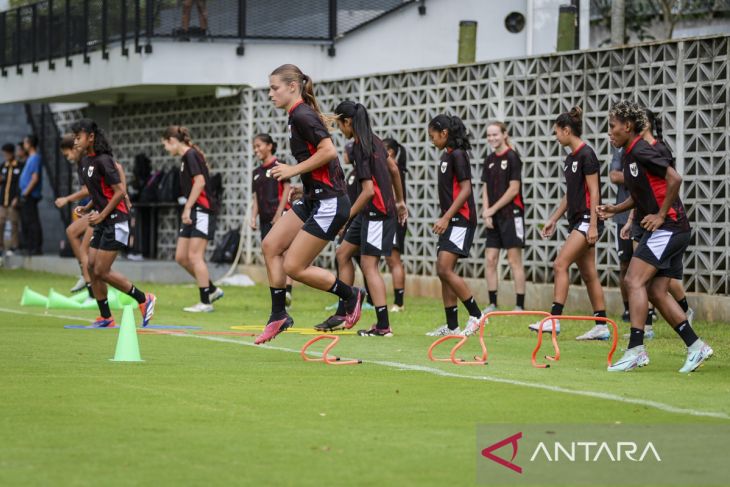 Latihan Timnas Putri Indonesia