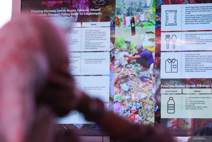 Konferensi pers BRUIN tentang sensus sampah plastik