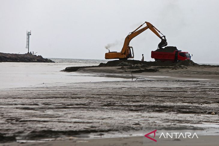 FOTO - Pengerukan sedimen muara pelabuhan perikanan
