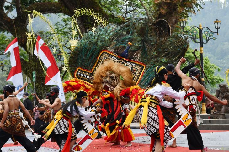 Pertunjukan reog untuk hibur wisawatan