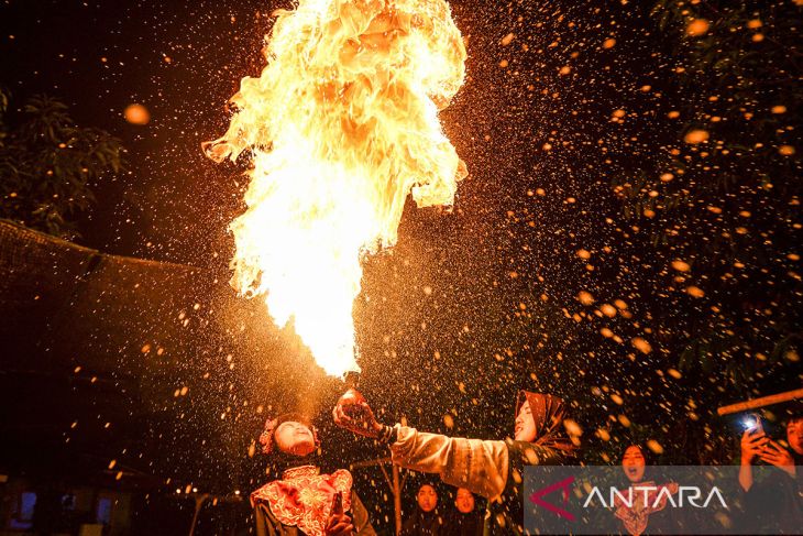 Atraksi sembur api oleh pelajar putri