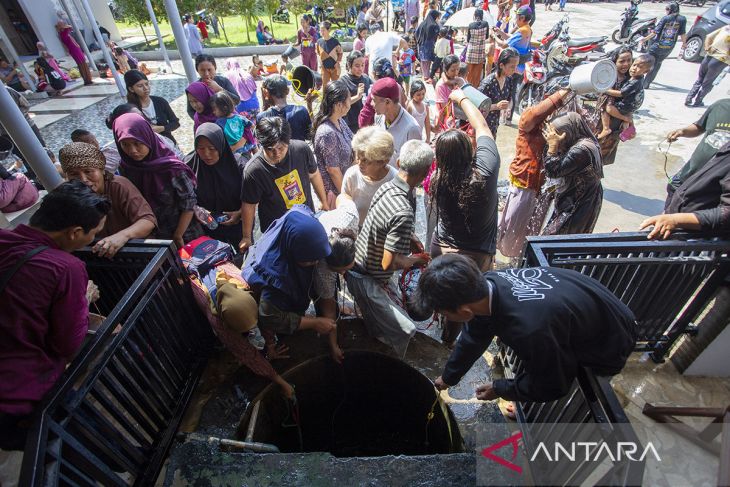 Tradisi padusan di Masjid Pusaka Dermayu