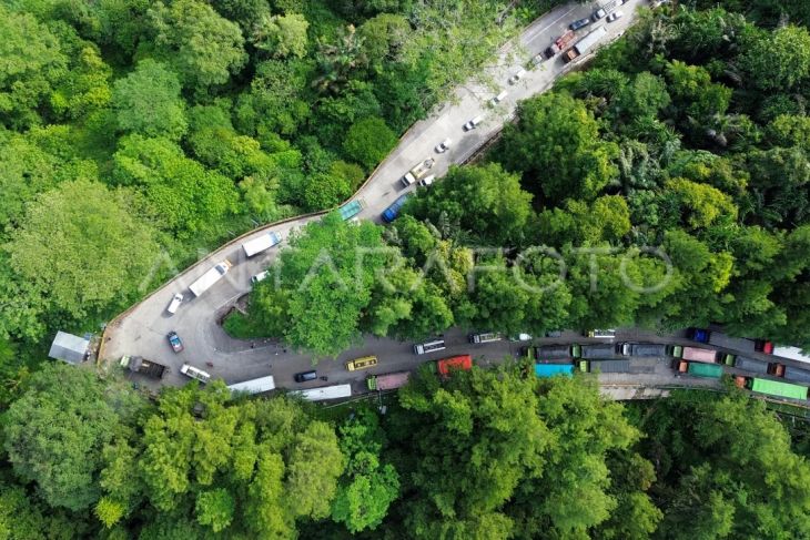 Kemacetan panjang di jalan Sitinjau Lauik - Foto