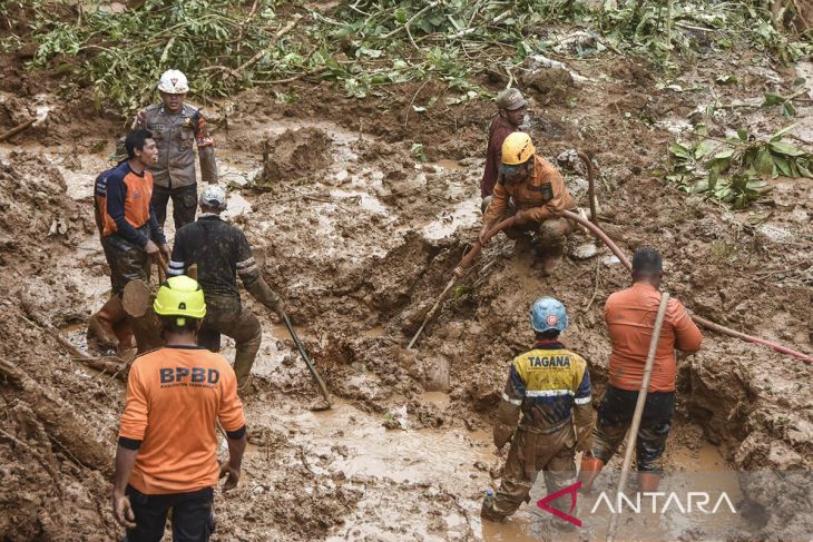 Pencarian korban tertimbun material longsor di Tasikmalaya 