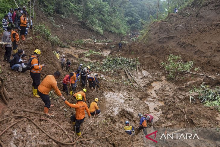 Pencarian korban tertimbun material longsor di Tasikmalaya 