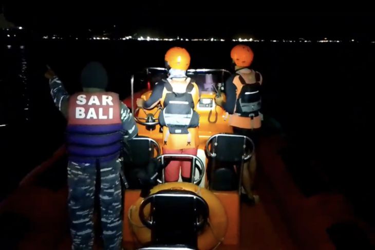Kantor Basarnas Bali bantu mencari penumpang kapal tenggelam di Selat Bali
