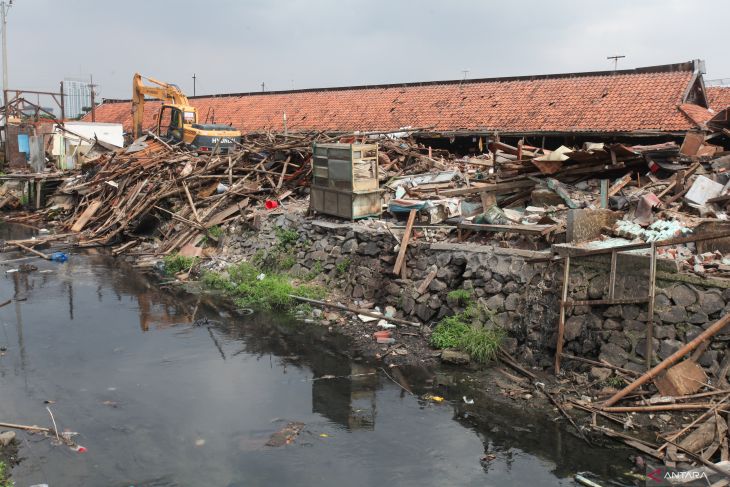 Pembongkaran lapak pedagang di Pasar Pacar Keling Surabaya