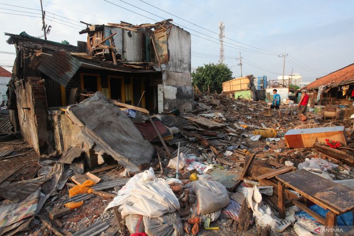 Pembongkaran lapak pedagang di Pasar Pacar Keling Surabaya