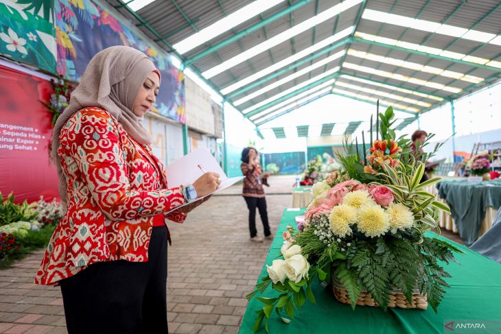 Lomba merangkai bunga dekorasi di Batu