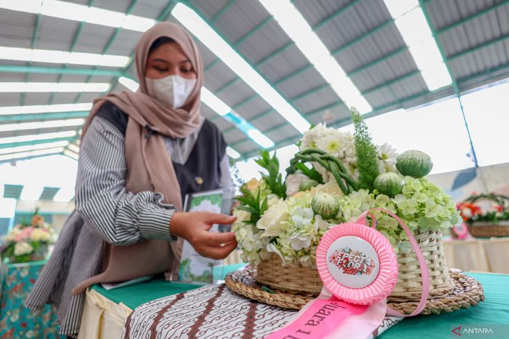 Lomba merangkai bunga dekorasi di Batu