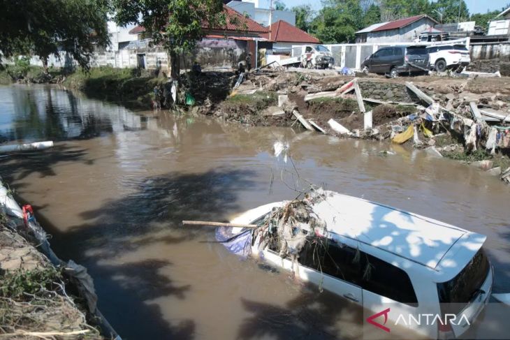 Beginilah suasana dampak pascabanjir di Mataram