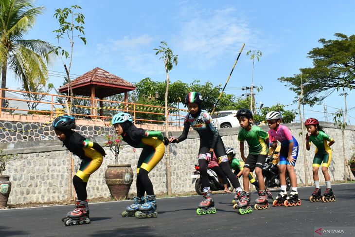 Latihan bersama sepatu roda di Madiun
