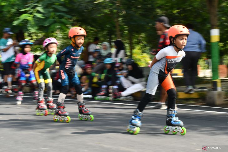 Latihan bersama sepatu roda di Madiun
