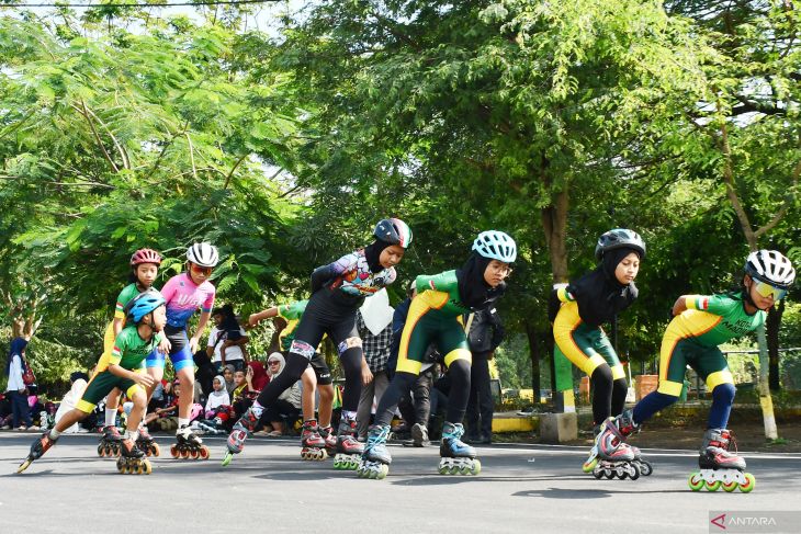 Latihan bersama sepatu roda di Madiun