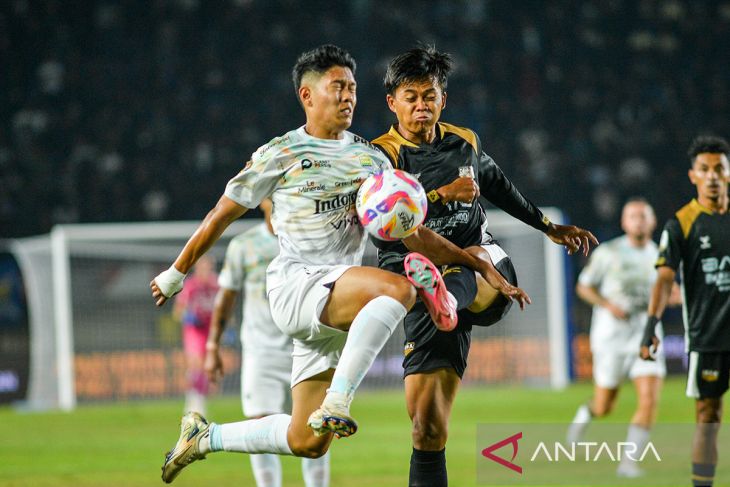 Persib Bandung melawan Dewa United