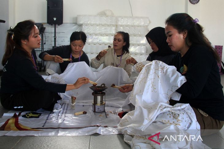 Warga binaan Lapas Perempuan Pontianak belajar membatik