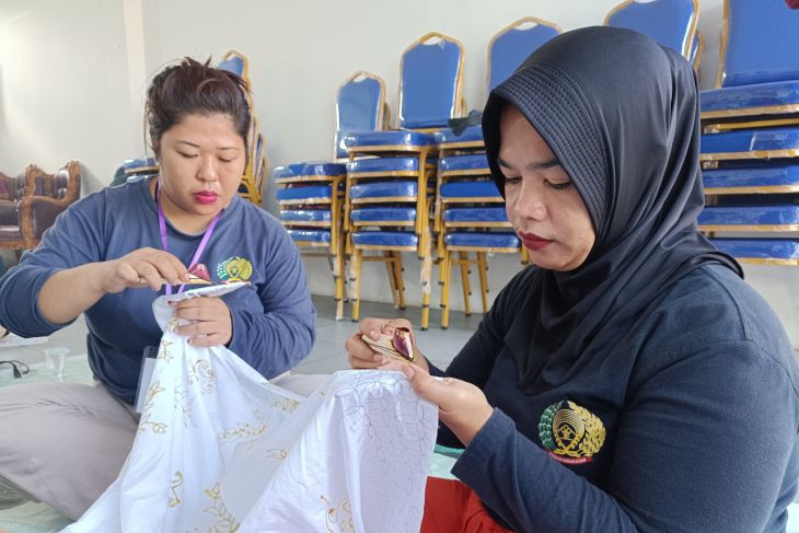 Warga binaan Lapas Perempuan Pontianak belajar membatik