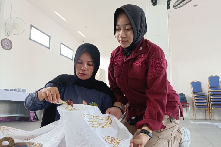 Warga binaan Lapas Perempuan Pontianak belajar membatik